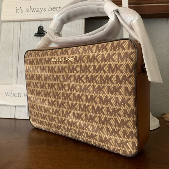 New Mk jet set large EW crossbody ♥️ - Picture 8 of 8